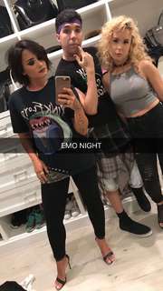 Demi Lovato feet photo thumbnail