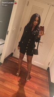 Demi Lovato feet photo thumbnail