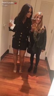 Demi Lovato feet photo thumbnail