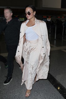 Demi Lovato feet photo thumbnail