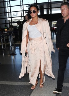 Demi Lovato feet photo thumbnail