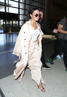 Demi Lovato feet photo thumbnail