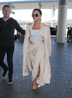 Demi Lovato feet photo thumbnail