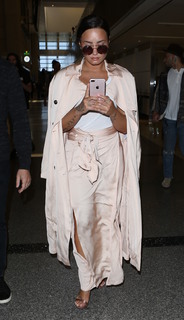Demi Lovato feet photo thumbnail