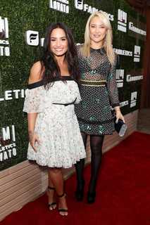 Demi Lovato feet photo thumbnail