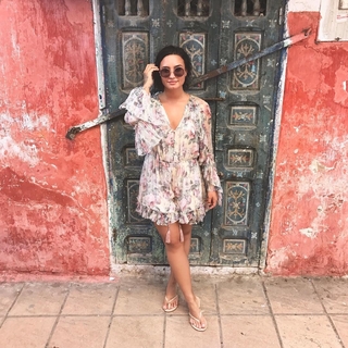 Demi Lovato feet photo thumbnail