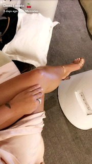 Demi Lovato feet photo thumbnail