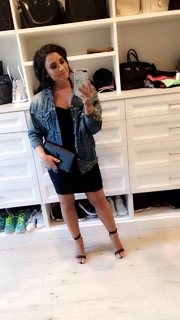 Demi Lovato feet photo thumbnail