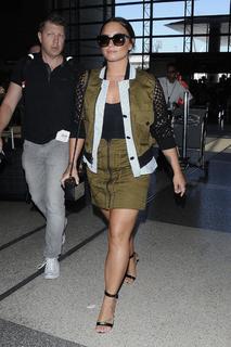 Demi Lovato feet photo thumbnail