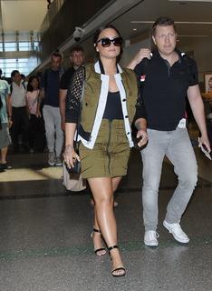 Demi Lovato feet photo thumbnail