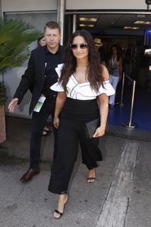Demi Lovato feet photo thumbnail