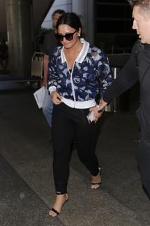 Demi Lovato feet photo thumbnail