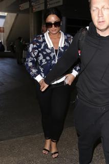 Demi Lovato feet photo thumbnail