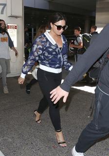 Demi Lovato feet photo thumbnail