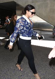 Demi Lovato feet photo thumbnail