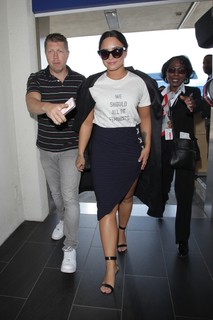 Demi Lovato feet photo thumbnail