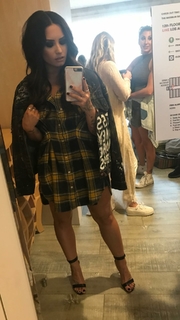 Demi Lovato feet photo thumbnail
