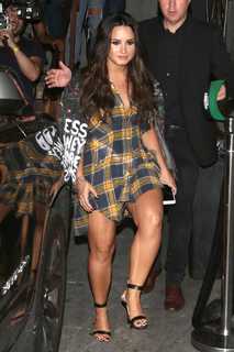 Demi Lovato feet photo thumbnail