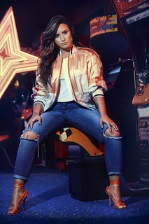 Demi Lovato feet photo thumbnail