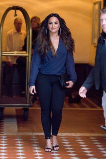Demi Lovato feet photo thumbnail