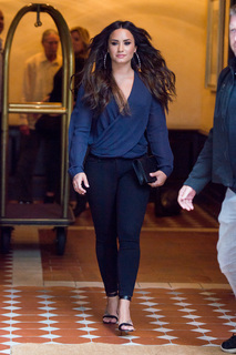 Demi Lovato feet photo thumbnail