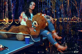 Demi Lovato feet photo thumbnail