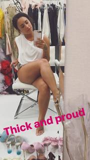 Demi Lovato feet photo thumbnail