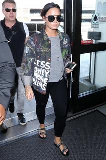 Demi Lovato feet photo thumbnail