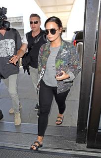 Demi Lovato feet photo thumbnail