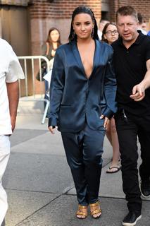Demi Lovato feet photo thumbnail