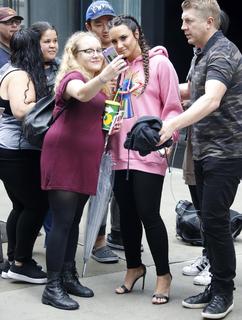 Demi Lovato feet photo thumbnail
