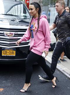 Demi Lovato feet photo thumbnail