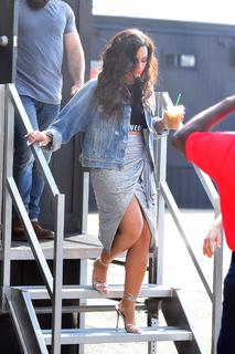 Demi Lovato feet photo thumbnail