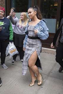 Demi Lovato feet photo thumbnail