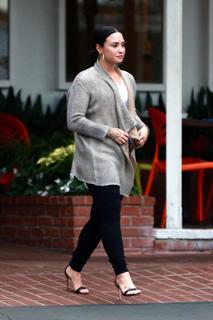 Demi Lovato feet photo thumbnail