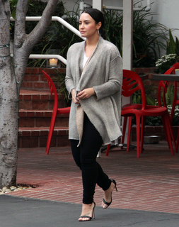 Demi Lovato feet photo thumbnail
