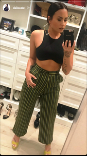 Demi Lovato feet photo thumbnail