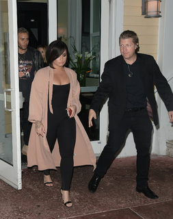 Demi Lovato feet photo thumbnail