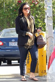 Demi Lovato feet photo thumbnail