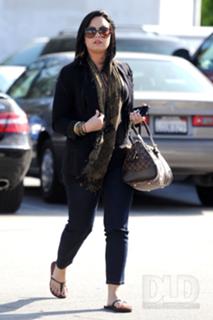 Demi Lovato feet photo thumbnail