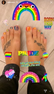 Demi Lovato feet photo thumbnail