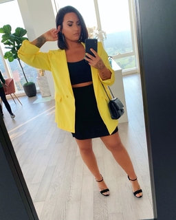 Demi Lovato feet photo thumbnail