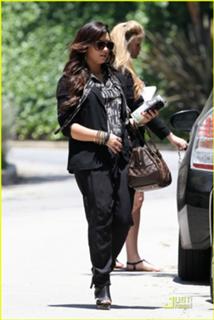 Demi Lovato feet photo thumbnail
