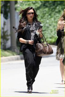 Demi Lovato feet photo thumbnail