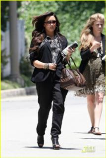 Demi Lovato feet photo thumbnail