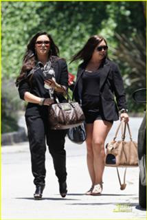 Demi Lovato feet photo thumbnail