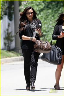 Demi Lovato feet photo thumbnail