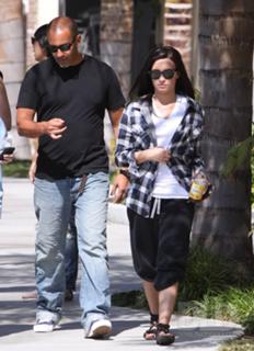 Demi Lovato feet photo thumbnail