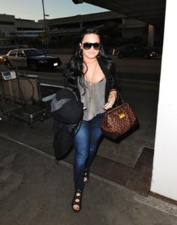 Demi Lovato feet photo thumbnail