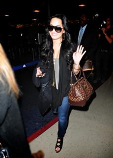 Demi Lovato feet photo thumbnail